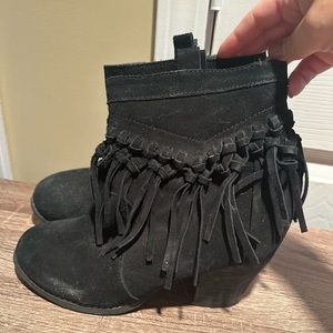 Size 7.5 Sbicca suede booties